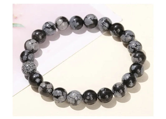 GlowBreak™ snowflake armband – detaljbild med svart obsidian och snöflingemönster