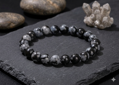Närbild på GlowBreak snowflake armband – svart obsidian med snöflingeliknande mönster